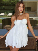 Vestido curto tomara que caia de tule com estampa floral, decote baixo, sem mangas e costas nuas. Elegante e moderno para o dia a dia, perfeito para 2025. Novo modelo feminino.